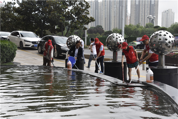 集團公司聯(lián)合商務(wù)區社區開(kāi)展“清潔家園 美化社區”       主題志愿服務(wù)活動(dòng)