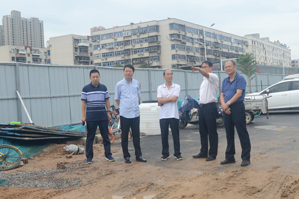 集團公司黨委書(shū)記秦廣遠調研西站路工程